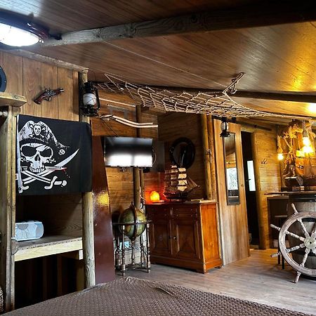 Les Chambres De Paulette Chambres A Theme Jack Sparrow سانت ماري لا مير المظهر الخارجي الصورة
