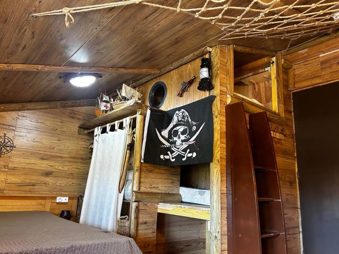Les Chambres De Paulette Chambres A Theme Jack Sparrow سانت ماري لا مير المظهر الخارجي الصورة