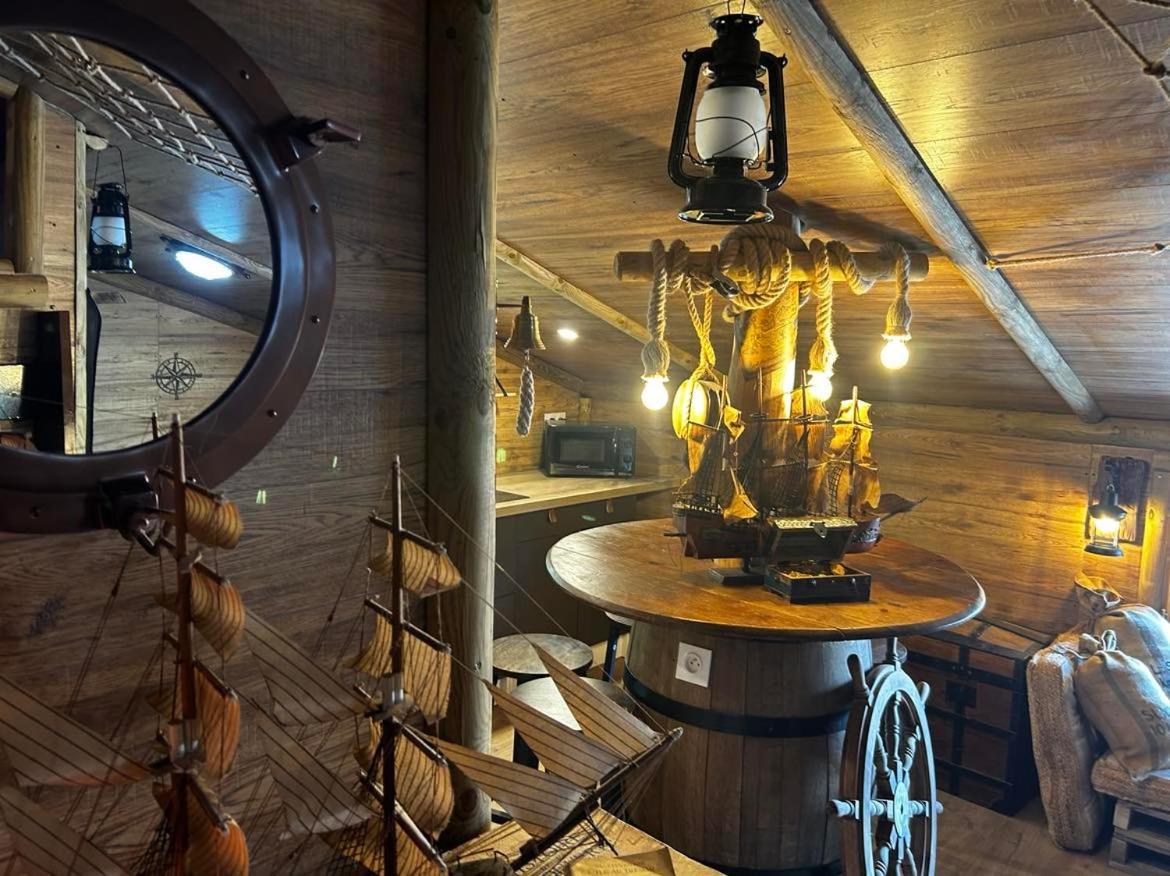 Les Chambres De Paulette Chambres A Theme Jack Sparrow سانت ماري لا مير المظهر الخارجي الصورة