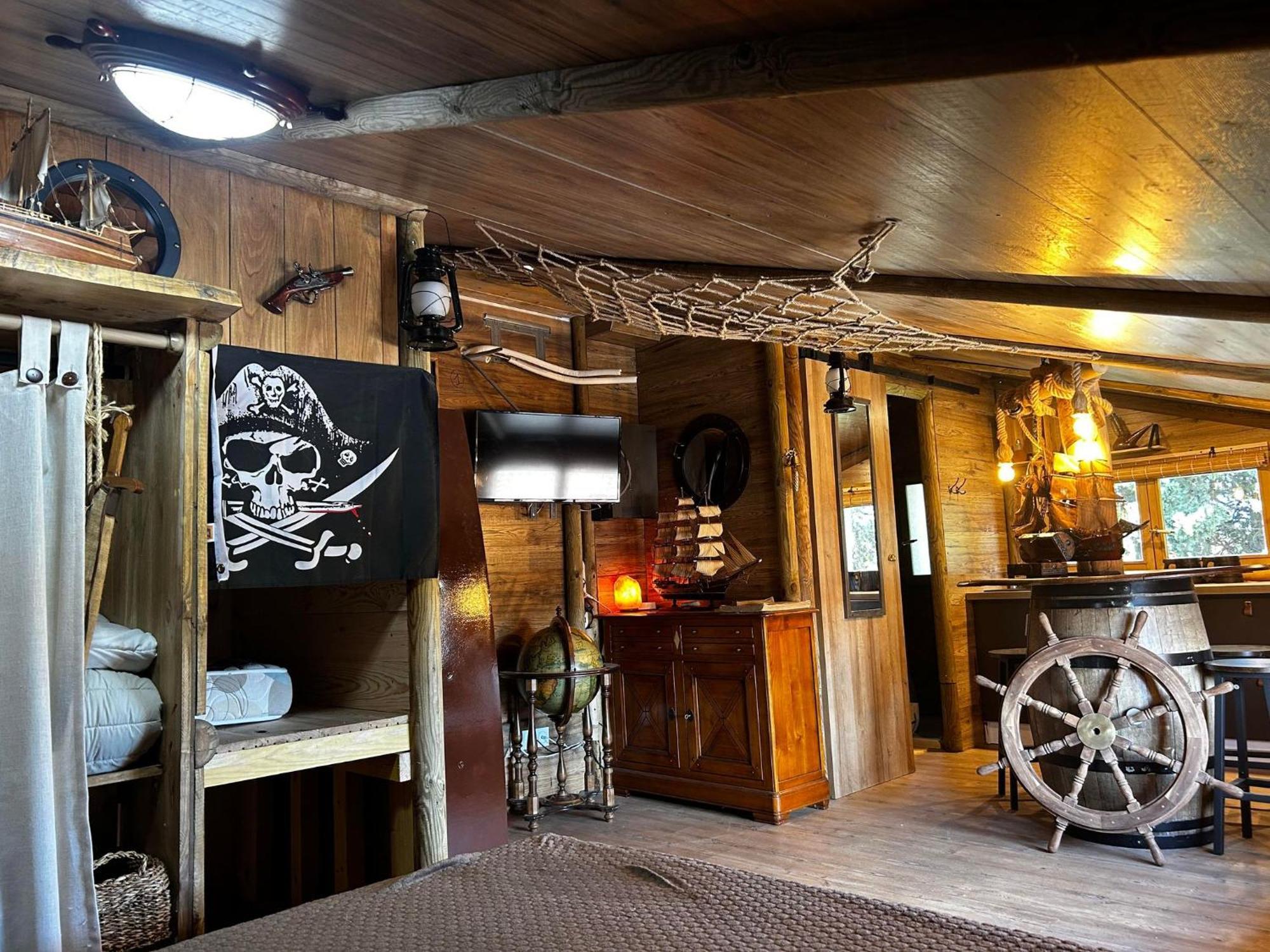Les Chambres De Paulette Chambres A Theme Jack Sparrow سانت ماري لا مير المظهر الخارجي الصورة