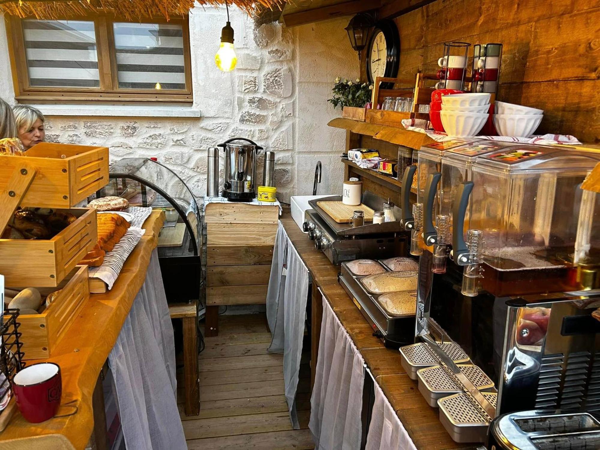 Les Chambres De Paulette Chambres A Theme Jack Sparrow سانت ماري لا مير المظهر الخارجي الصورة